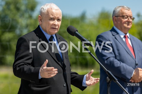 Konferencja prezesa PiS Jarosława Kaczyńskiego przy drodze S19 w Rudnej Wielkiej