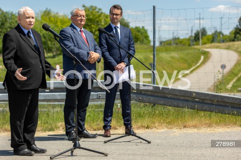  03.06.2023 RUDNA WIELKA <br />
WIZYTA PREZESA PIS JAROSLAWA KACZYNSKIEGO NA PODKARPACIU <br />
KONFERENCJA PRASOWA PRZY DRODZE S19 VIA CARPATIA W RUDNEJ WIELKIEJ <br />
N/Z JAROSLAW KACZYNSKI TOMASZ POREBA ANDRZEJ ADAMCZYK <br />
 