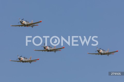  04.06.2023 SWIDNIK <br />
POKAZY LOTNICZE III SWIDNIK AIR FESTIVAL <br />
N/Z ZESPOL AKROBACYJNY ORLIK SAMOLOTY PZL-130 ORLIK<br />
 