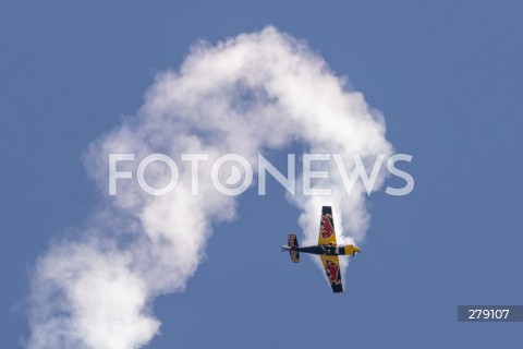  04.06.2023 SWIDNIK <br />
POKAZY LOTNICZE III SWIDNIK AIR FESTIVAL <br />
N/Z SAMOLOT AKROBACYJNY EDGE 540T RED BULL AIR RACE - PILOT LUKASZ CZEPIELA <br />
 