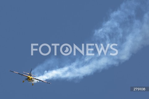  04.06.2023 SWIDNIK <br />
POKAZY LOTNICZE III SWIDNIK AIR FESTIVAL <br />
N/Z SAMOLOT AKROBACYJNY EDGE 540T RED BULL AIR RACE - PILOT LUKASZ CZEPIELA <br />
 