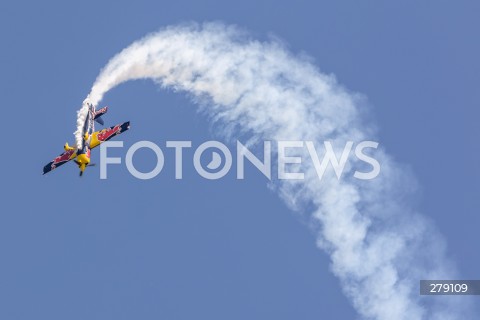  04.06.2023 SWIDNIK <br />
POKAZY LOTNICZE III SWIDNIK AIR FESTIVAL <br />
N/Z SAMOLOT AKROBACYJNY EDGE 540T RED BULL AIR RACE - PILOT LUKASZ CZEPIELA <br />
 