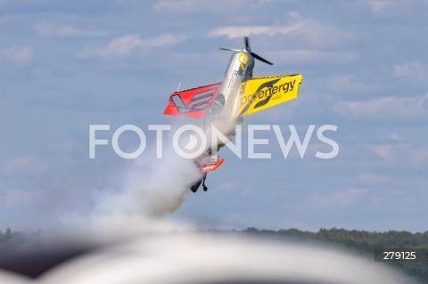  04.06.2023 SWIDNIK <br />
POKAZY LOTNICZE III SWIDNIK AIR FESTIVAL <br />
N/Z SAMOLOT AKROBACYJNY SUKHOI SU-31 - PILOT JURGIS KAIRYS - FIGURA KOBRA <br />
 