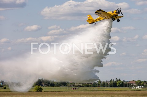  04.06.2023 SWIDNIK <br />
POKAZY LOTNICZE III SWIDNIK AIR FESTIVAL <br />
N/Z SAMOLOT GASNICZY PZL-M18 M18 DROMADER BOMBA WODNA ZRZUT WODY GASZENIE<br />
 