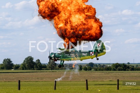  04.06.2023 SWIDNIK <br />
POKAZY LOTNICZE III SWIDNIK AIR FESTIVAL <br />
N/Z SAMOLOT ANTONOV AN-2 WIEDENCZYK - PIROTECHNIKA WYBUCH WYBUCHY <br />
 