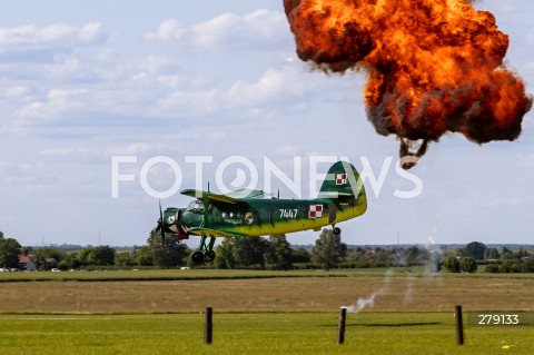  04.06.2023 SWIDNIK <br />
POKAZY LOTNICZE III SWIDNIK AIR FESTIVAL <br />
N/Z SAMOLOT ANTONOV AN-2 WIEDENCZYK - PIROTECHNIKA WYBUCH WYBUCHY <br />
 