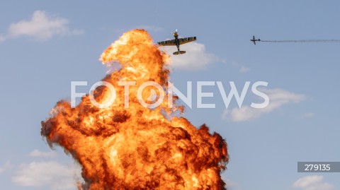  04.06.2023 SWIDNIK <br />
POKAZY LOTNICZE III SWIDNIK AIR FESTIVAL <br />
N/Z SYMULACJA WALKI POWIETRZNEJ PIROTECHNIKA WYBUCH WYBUCHY SAMOLOTY <br />
 