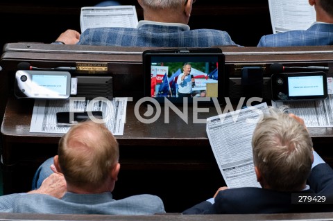  16.06.2023 WARSZAWA SEJM <br />
POSIEDZENIE SEJMU RP<br />
N/Z POSLOWIE PLATFORMY OBYWATELSKIEJ OGLADAJACY WIEC DONALDA TUSKA W POZNANIU<br />
FOT. MARCIN BANASZKIEWICZ/FOTONEWS 