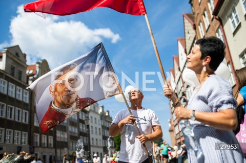  18.06.2023 GDANSK<br />
MARSZ DLA ZYCIA I RODZINY W GDANSKU<br />
N/Z MEZCZYZNA Z FLAGA JAN PAWEL II<br />
 