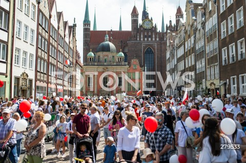  18.06.2023 GDANSK<br />
MARSZ DLA ZYCIA I RODZINY W GDANSKU<br />
N/Z LUDZIE ZEBRANI PRZY KAPLICY KROLEWSKIEJ OBOK BAZYLIKI MARIACKIEJ<br />
 