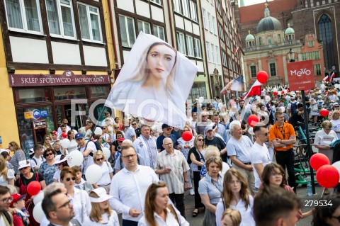  18.06.2023 GDANSK<br />
MARSZ DLA ZYCIA I RODZINY W GDANSKU<br />
N/Z LUDZIE ZEBRANI NA MARSZU Z FLAGA MATKA BOSKA<br />
 