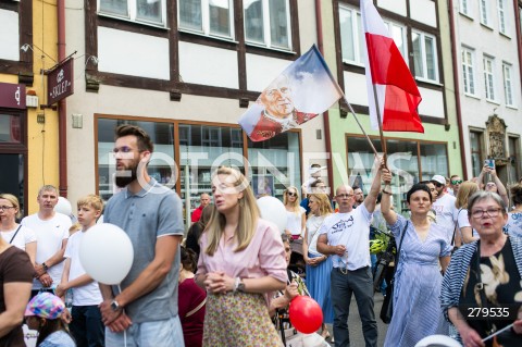  18.06.2023 GDANSK<br />
MARSZ DLA ZYCIA I RODZINY W GDANSKU<br />
N/Z LUDZIE ZEBRANI NA MARSZU FLAGA JAN PAWEL II<br />
 