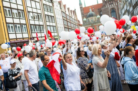  18.06.2023 GDANSK<br />
MARSZ DLA ZYCIA I RODZINY W GDANSKU<br />
N/Z LUDZIE ZEBRANI NA MARSZU BALONY FLAGA POLSKI<br />
 