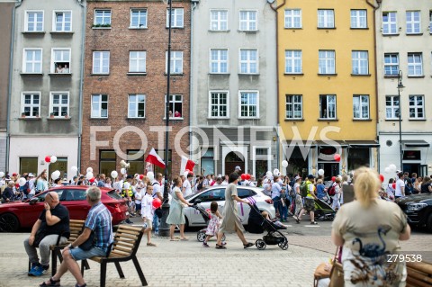  18.06.2023 GDANSK<br />
MARSZ DLA ZYCIA I RODZINY W GDANSKU<br />
N/Z LUDZIE ZEBRANI NA MARSZU IDA ULICA FLAGA POLSKI<br />
 