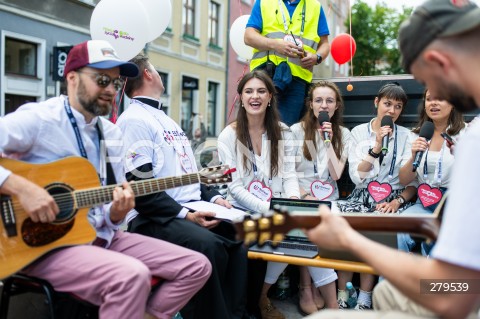  18.06.2023 GDANSK<br />
MARSZ DLA ZYCIA I RODZINY W GDANSKU<br />
N/Z LUDZIE SPIEWAJACY KOSCIELNE PIESNI PODCZAS MARSZU<br />
 