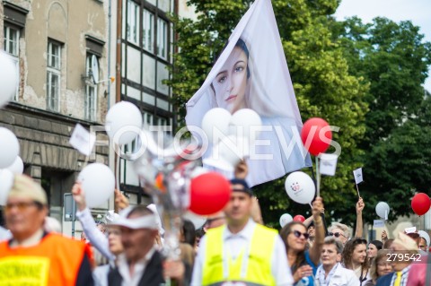  18.06.2023 GDANSK<br />
MARSZ DLA ZYCIA I RODZINY W GDANSKU<br />
N/Z LUDZIE ZEBRANI NA MARSZU FLAGA MATKA BOSKA<br />
 