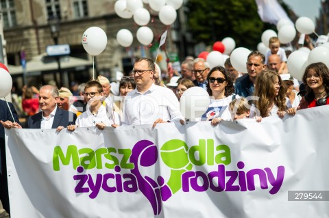  18.06.2023 GDANSK<br />
MARSZ DLA ZYCIA I RODZINY W GDANSKU<br />
N/Z LUDZIE ZEBRANI NA MARSZU LOGO MARSZ DLA ZYCIA I RODZINY<br />
 