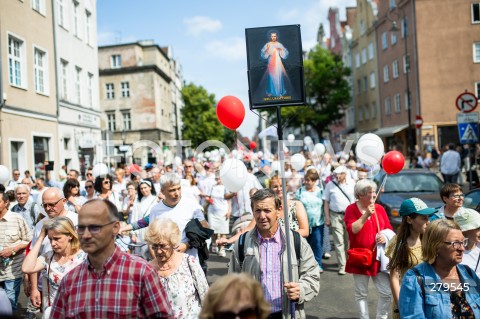  18.06.2023 GDANSK<br />
MARSZ DLA ZYCIA I RODZINY W GDANSKU<br />
N/Z LUDZIE ZEBRANI NA MARSZU MEZCZYZNA Z IKONA JEZUSA CHRYSTUSA<br />
 