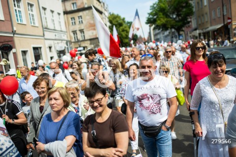  18.06.2023 GDANSK<br />
MARSZ DLA ZYCIA I RODZINY W GDANSKU<br />
N/Z LUDZIE ZEBRANI NA MARSZU MEZCZYZNA W NARODOWEJ KOSZULCE POLSKA<br />
 