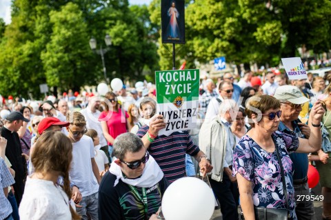  18.06.2023 GDANSK<br />
MARSZ DLA ZYCIA I RODZINY W GDANSKU<br />
N/Z LUDZIE ZEBRANI NA MARSZU PRZECHODZA ULICAMI GDANSKA TRANSPARENT KOCHAJ ZYCIE WYBIERZ ZYCIE<br />
 