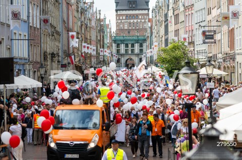  18.06.2023 GDANSK<br />
MARSZ DLA ZYCIA I RODZINY W GDANSKU<br />
N/Z LUDZIE ZEBRANI NA MARSZU PRZECHODZA ULICA DLUGA Z BALONAMI I FLAGAMI<br />
 