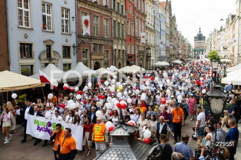  18.06.2023 GDANSK<br />
MARSZ DLA ZYCIA I RODZINY W GDANSKU<br />
N/Z LUDZIE ZEBRANI NA MARSZU PRZECHODZA ULICA DLUGA Z BALONAMI I FLAGAMI<br />
 