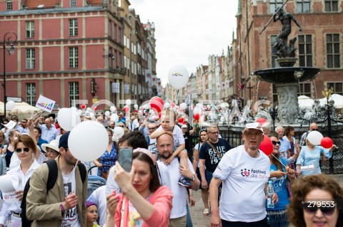  18.06.2023 GDANSK<br />
MARSZ DLA ZYCIA I RODZINY W GDANSKU<br />
N/Z LUDZIE ZEBRANI NA MARSZU PRZECHODZA ULICA DLUGA Z BALONAMI I FLAGAMI FONTANNA NEPTUNA<br />
 