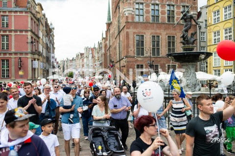  18.06.2023 GDANSK<br />
MARSZ DLA ZYCIA I RODZINY W GDANSKU<br />
N/Z LUDZIE ZEBRANI NA MARSZU PRZECHODZA ULICA DLUGA Z BALONAMI I FLAGAMI FONTANNA NEPTUNA<br />
 