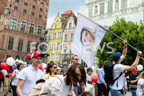  18.06.2023 GDANSK<br />
MARSZ DLA ZYCIA I RODZINY W GDANSKU<br />
N/Z LUDZIE ZEBRANI NA MARSZU PRZECHODZA ULICA DLUGA Z BALONAMI I FLAGA MATKA BOSKA FONTANNA NEPTUNA<br />
 