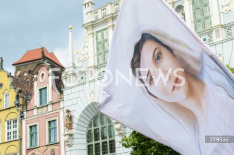  18.06.2023 GDANSK<br />
MARSZ DLA ZYCIA I RODZINY W GDANSKU<br />
N/Z LUDZIE ZEBRANI NA MARSZU PRZECHODZA ULICA DLUGA FLAGA MATKA BOSKA<br />
 