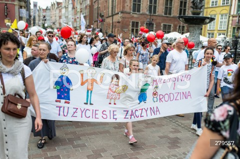  18.06.2023 GDANSK<br />
MARSZ DLA ZYCIA I RODZINY W GDANSKU<br />
N/Z LUDZIE ZEBRANI NA MARSZU PRZECHODZA ULICA DLUGA Z BALONAMI TRANSPARENT MALZENSTWO I RODZINA TU ZYCIE SIE ZACZYNA<br />
 