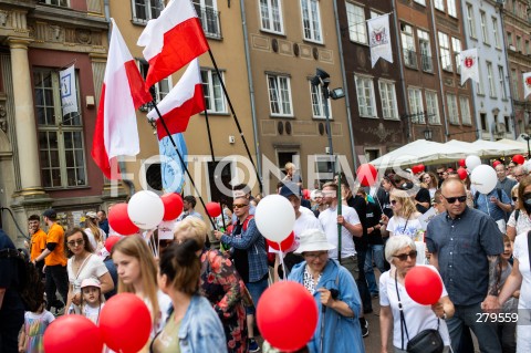  18.06.2023 GDANSK<br />
MARSZ DLA ZYCIA I RODZINY W GDANSKU<br />
N/Z LUDZIE ZEBRANI NA MARSZU PRZECHODZA ULICA DLUGA Z BALONAMI I FLAGAMI<br />
 