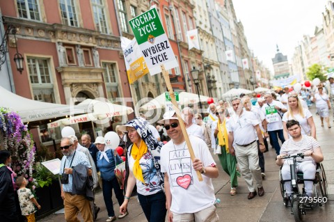  18.06.2023 GDANSK<br />
MARSZ DLA ZYCIA I RODZINY W GDANSKU<br />
N/Z LUDZIE ZEBRANI NA MARSZU PRZECHODZA ULICA DLUGA Z BALONAMI I FLAGAMI TRANSPARENT KOCHAJ ZYCIE WYBIERZ ZYCIE<br />
 