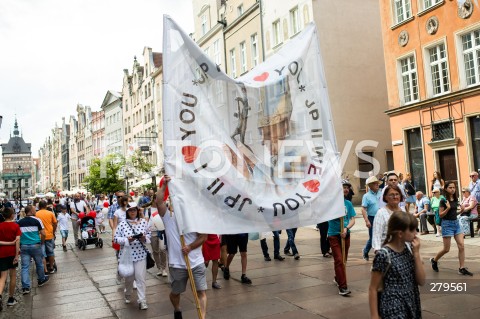  18.06.2023 GDANSK<br />
MARSZ DLA ZYCIA I RODZINY W GDANSKU<br />
N/Z LUDZIE ZEBRANI NA MARSZU PRZECHODZA ULICA DLUGA Z FLAGA JAN PAWEL II I LOVE YOU<br />
 