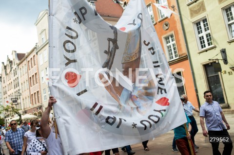  18.06.2023 GDANSK<br />
MARSZ DLA ZYCIA I RODZINY W GDANSKU<br />
N/Z LUDZIE ZEBRANI NA MARSZU PRZECHODZA ULICA DLUGA Z FLAGA JAN PAWEL II I LOVE YOU<br />
 