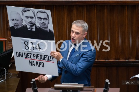  16.08.2023 WARSZAWA<br />
POSIEDZENIE SEJMU RP<br />
N/Z KRZYSZTOF GAWKOWSKI TABLICA KPO<br />
FOT. MARCIN BANASZKIEWICZ/FOTONEWS  