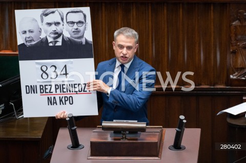  16.08.2023 WARSZAWA<br />
POSIEDZENIE SEJMU RP<br />
N/Z KRZYSZTOF GAWKOWSKI TABLICA KPO<br />
FOT. MARCIN BANASZKIEWICZ/FOTONEWS  