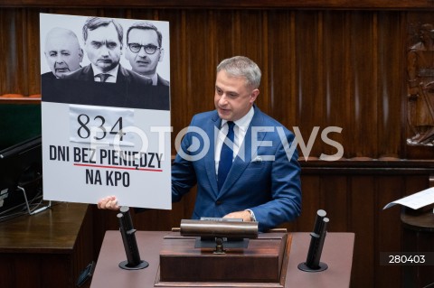  16.08.2023 WARSZAWA<br />
POSIEDZENIE SEJMU RP<br />
N/Z KRZYSZTOF GAWKOWSKI TABLICA KPO<br />
FOT. MARCIN BANASZKIEWICZ/FOTONEWS  