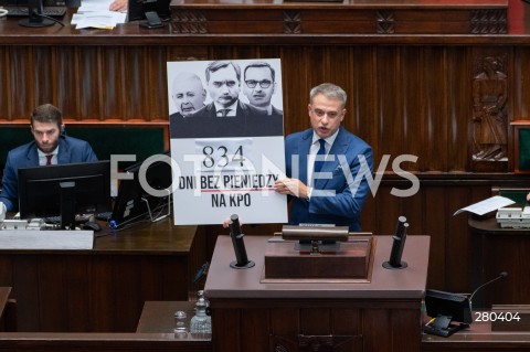  16.08.2023 WARSZAWA<br />
POSIEDZENIE SEJMU RP<br />
N/Z KRZYSZTOF GAWKOWSKI TABLICA KPO<br />
FOT. MARCIN BANASZKIEWICZ/FOTONEWS  