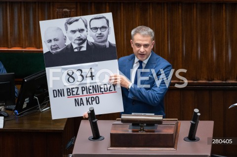  16.08.2023 WARSZAWA<br />
POSIEDZENIE SEJMU RP<br />
N/Z KRZYSZTOF GAWKOWSKI TABLICA KPO<br />
FOT. MARCIN BANASZKIEWICZ/FOTONEWS  