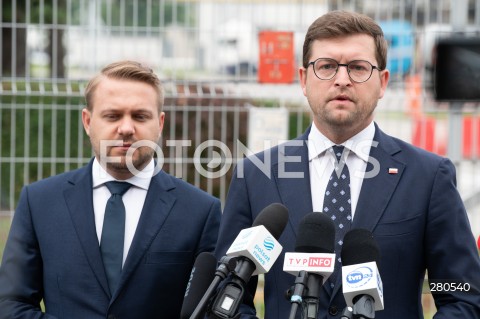  21.08.2023 WARSZAWA<br />
KONFERENCJA PRASOWA JACKA OZDOBY I ANDRZEJA SLIWKI<br />
AKCJA 4X NIE<br />
N/Z ANDRZEJ SLIWKA JACEK OZDOBA<br />
FOT. MARCIN BANASZKIEWICZ/FOTONEWS  