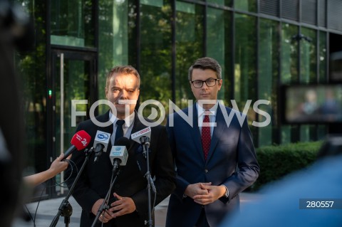  22.08.2023 WARSZAWA<br />
KONFERENCJA PRASOWA PIOTRA MULLERA I RAFALA BOCHENKA<br />
N/Z RAFAL BOCHENEK PIOTR MULLER<br />
FOT. MARCIN BANASZKIEWICZ/FOTONEWS  