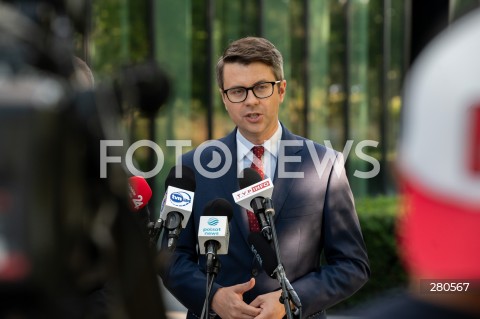  22.08.2023 WARSZAWA<br />
KONFERENCJA PRASOWA PIOTRA MULLERA I RAFALA BOCHENKA<br />
N/Z PIOTR MULLER<br />
FOT. MARCIN BANASZKIEWICZ/FOTONEWS  