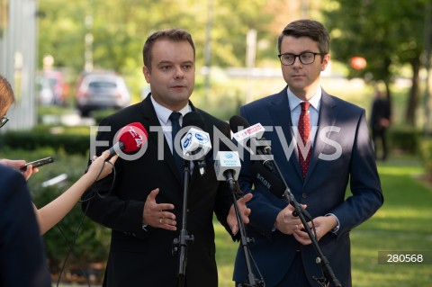  22.08.2023 WARSZAWA<br />
KONFERENCJA PRASOWA PIOTRA MULLERA I RAFALA BOCHENKA<br />
N/Z RAFAL BOCHENEK PIOTR MULLER<br />
FOT. MARCIN BANASZKIEWICZ/FOTONEWS  