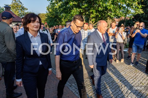  25.08.2023 KOLBUSZOWA <br />
SPOTKANIE PREMIERA MATEUSZA MORAWIECKIEGO Z MIESZKANCAMI KOLBUSZOWEJ <br />
N/Z PREMIER MATEUSZ MORAWIECKI EWA LENIART<br />
 