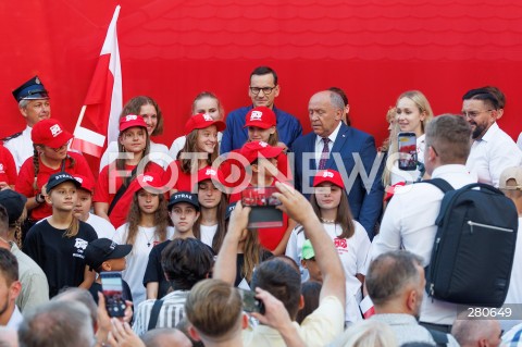  25.08.2023 KOLBUSZOWA <br />
SPOTKANIE PREMIERA MATEUSZA MORAWIECKIEGO Z MIESZKANCAMI KOLBUSZOWEJ <br />
N/Z PREMIER MATEUSZ MORAWIECKI ZDJECIE GRUPOWE<br />
 