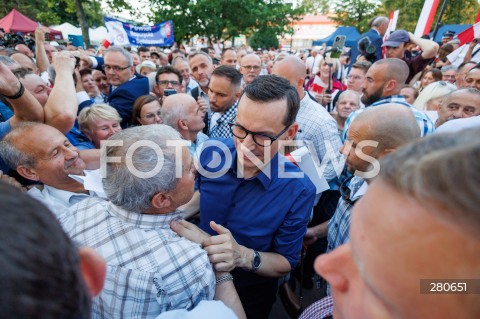  25.08.2023 KOLBUSZOWA <br />
SPOTKANIE PREMIERA MATEUSZA MORAWIECKIEGO Z MIESZKANCAMI KOLBUSZOWEJ <br />
N/Z PREMIER MATEUSZ MORAWIECKI MIESZKANCY<br />
 