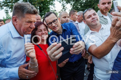  25.08.2023 KOLBUSZOWA <br />
SPOTKANIE PREMIERA MATEUSZA MORAWIECKIEGO Z MIESZKANCAMI KOLBUSZOWEJ <br />
N/Z PREMIER MATEUSZ MORAWIECKI MIESZKANCY SELFIE <br />
 