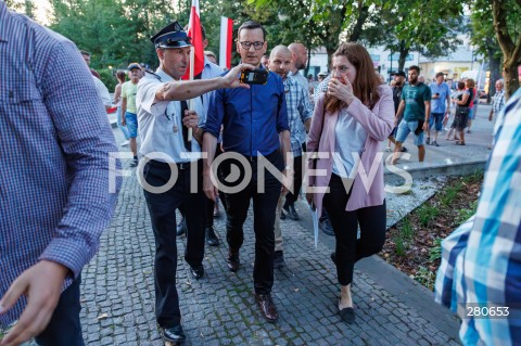  25.08.2023 KOLBUSZOWA <br />
SPOTKANIE PREMIERA MATEUSZA MORAWIECKIEGO Z MIESZKANCAMI KOLBUSZOWEJ <br />
N/Z PREMIER MATEUSZ MORAWIECKI SELFIE<br />
 