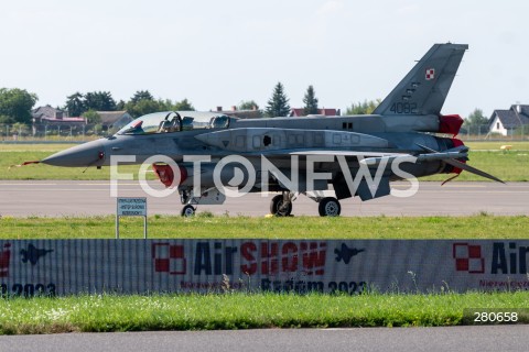  26.08.2023 RADOM<br />
MIEDZYNARODOWE POKAZY LOTNICZE AIR SHOW<br />
NIEZWYCIEZENI W PRZESTWORZACH<br />
N/Z LOCKHEED MARTIN F16 FIGHTING FALCON<br />
FOT. MARCIN BANASZKIEWICZ/FOTONEWS  